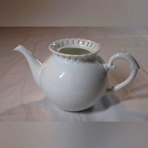 Heirloom Collection Fine Porcelain Tea Po & Lid ~ Coastline Imports